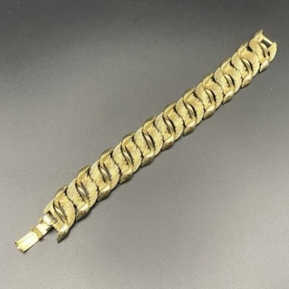 Vintage Lisner Gold Tone Leaf Link Bracelet 7x.75" Textured Feather Foldover - Picture 7 of 15